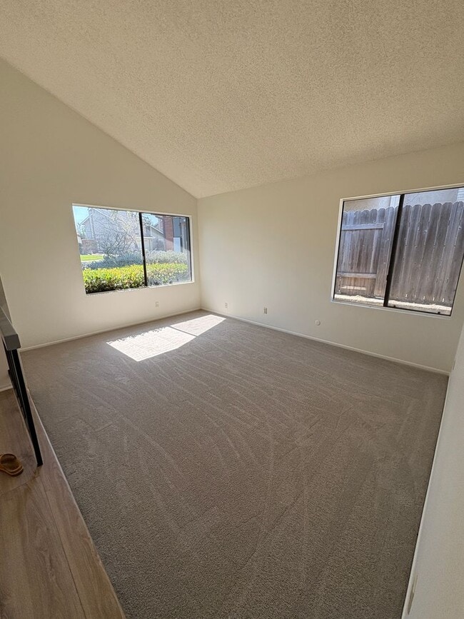 Building Photo - 3+2 Single Story Home w/2 car garage in th...