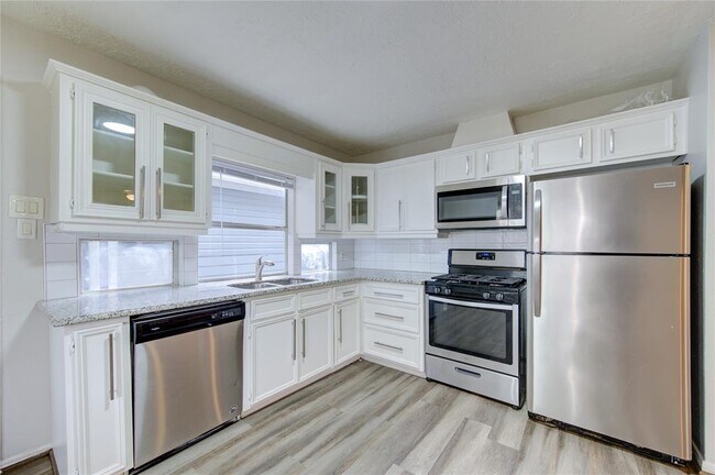 Building Photo - 112 Begonia Ln