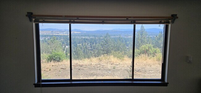 Foto del edificio - 2 Bed 1 Bath Daylight Basement property. P...