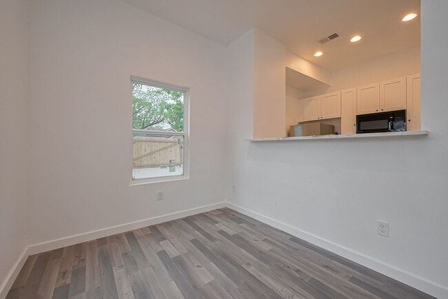 Building Photo - AFFORDABLE 4BD/2.5BA SINGLE HOUSE!