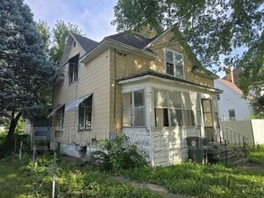 Building Photo - 908 W 3rd St