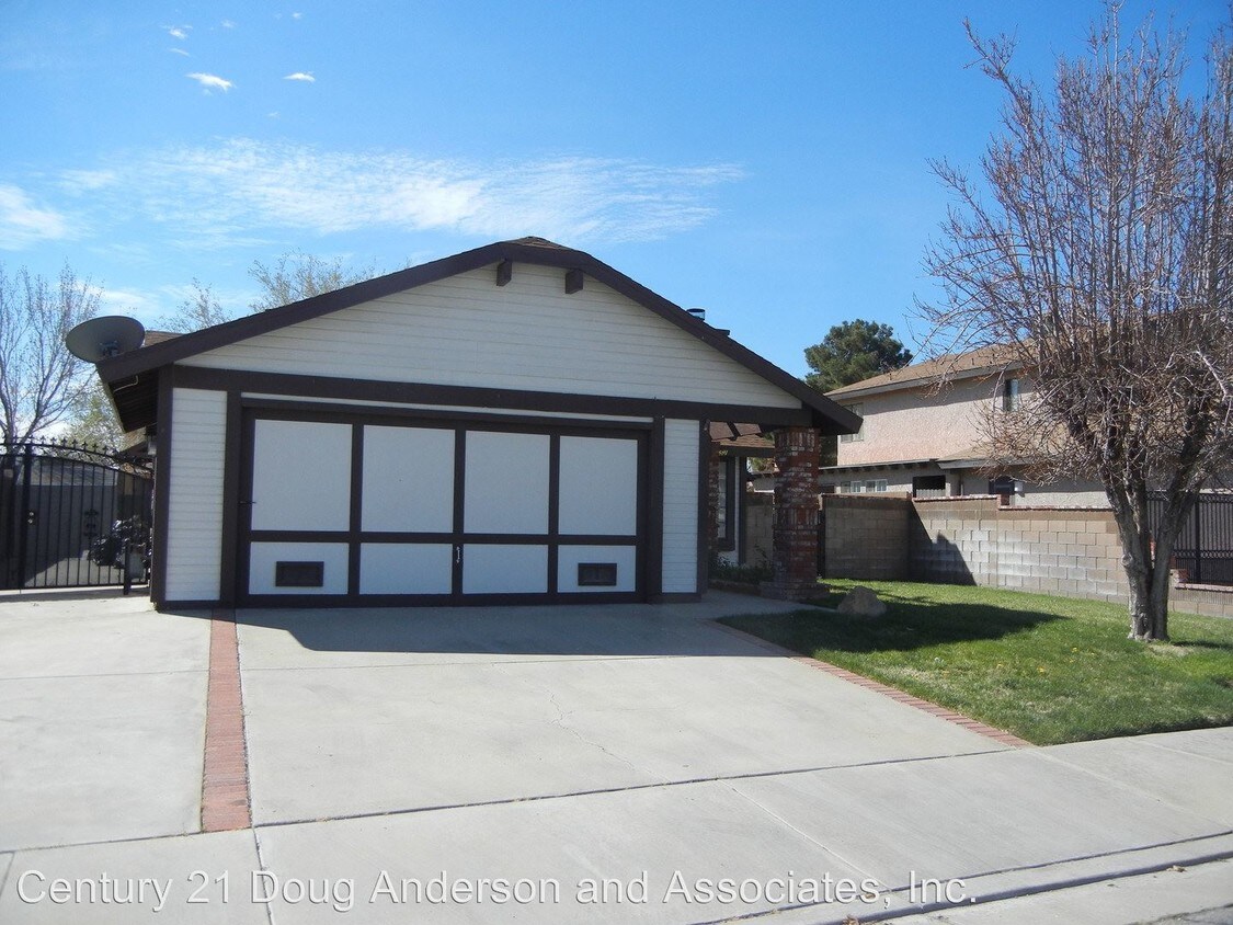 Primary Photo - 2552 Emerald Ln
