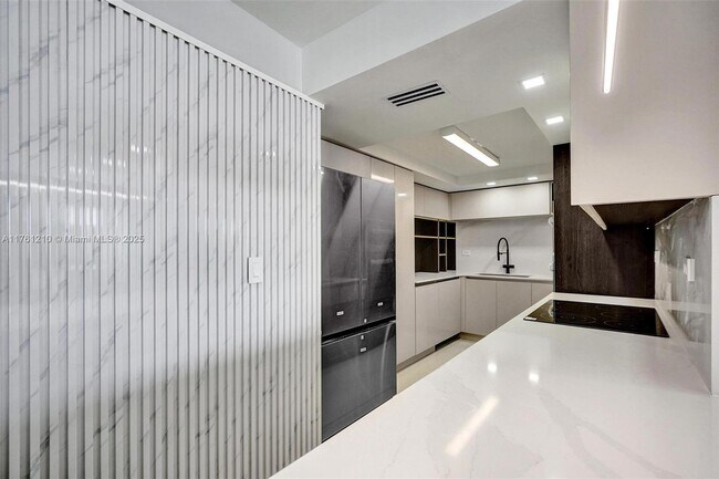 Building Photo - 6039 Collins Ave