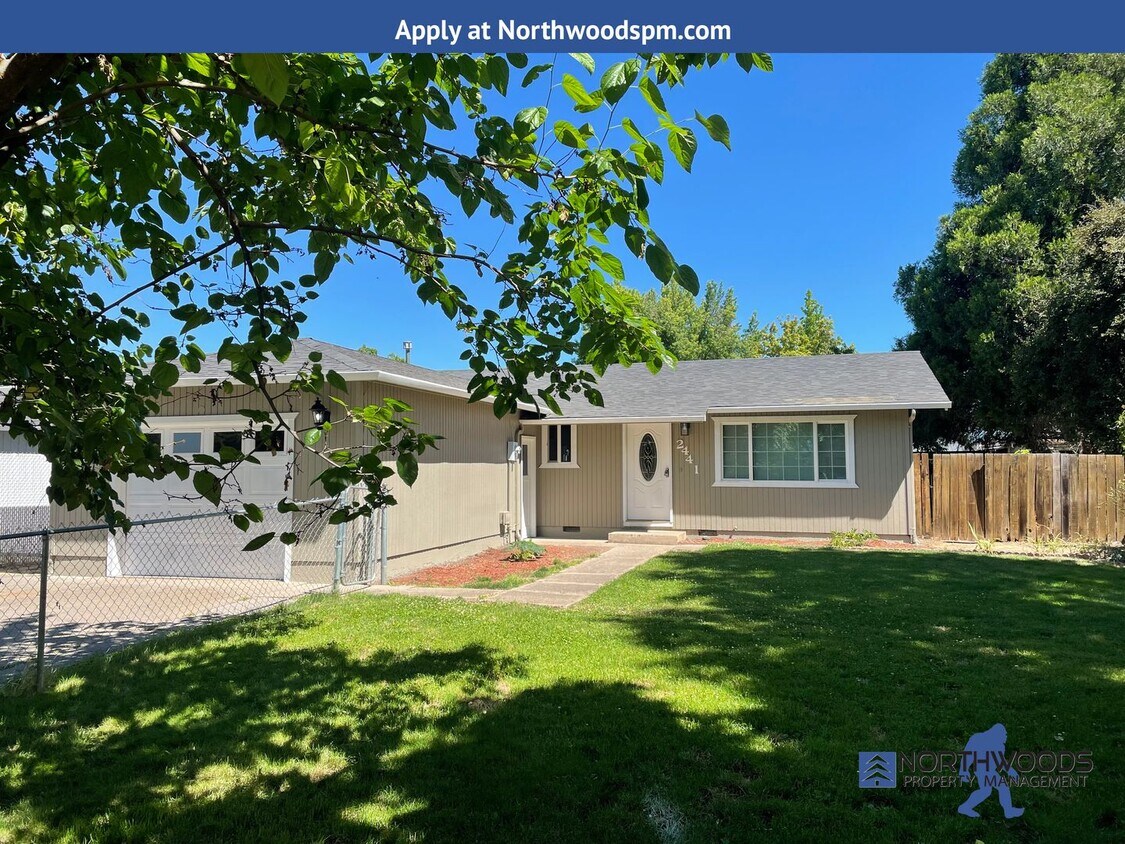 Foto principal - Very Nice 3 Bedroom 1.5 Bath Home-Located ...