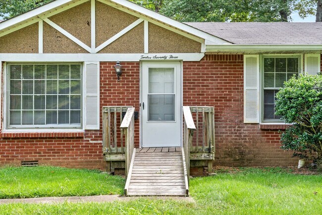 Building Photo - 3 Bedroom Home For Rent Near Downtown Clar...