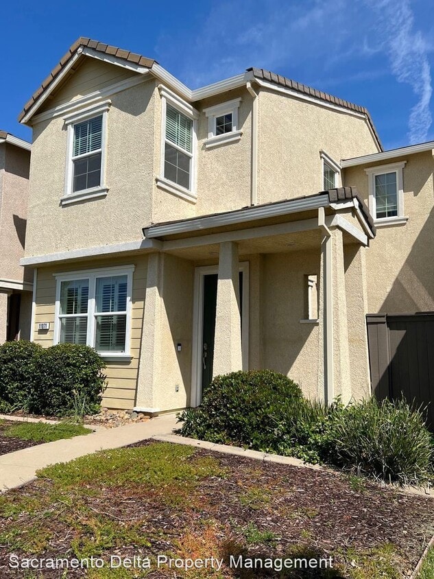 Primary Photo - 3 br, 2.5 bath House - 11071 International...
