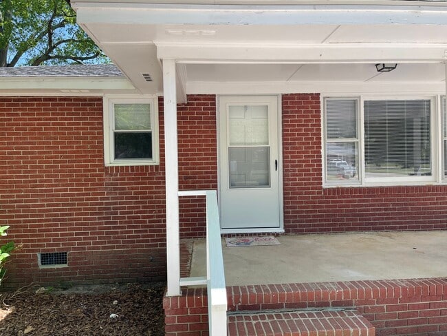 Building Photo - 3 Bedroom Brick Ranch near Armory / Martin...