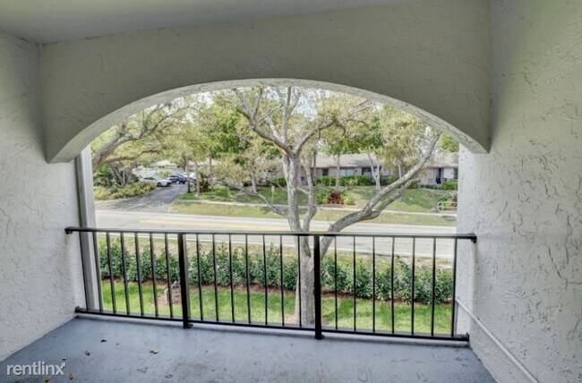 Building Photo - 3 br, 3 bath Apartment - 398 W Camino Real