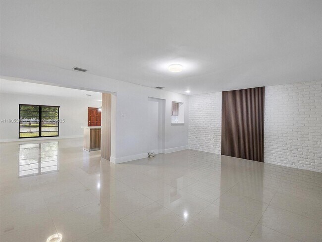 Foto del edificio - 3840 NW 176th St