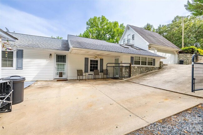 Building Photo - 138 Strand Dr