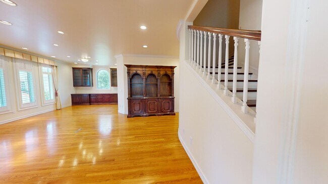 Foto del edificio - Spacious 4-bedroom 4.5 bath Home in a Gated Complex