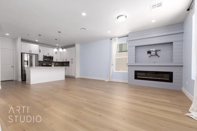 Building Photo - 3 Bedroom, 2.5 Bathroom Townhome in Auburn...