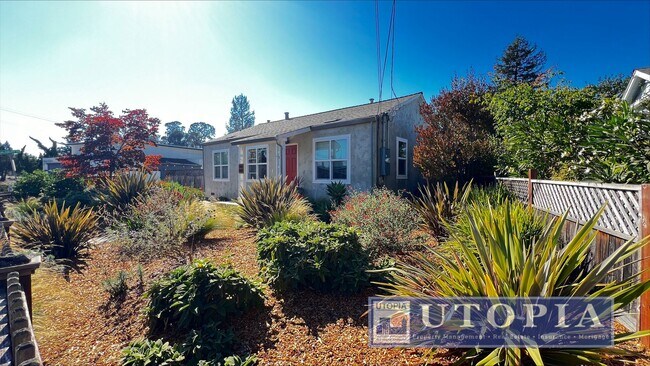 Building Photo - Beautiful 2Bed/1Ba Home on Large Corner Lot with 2-Car Garage