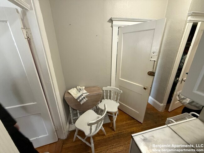 Building Photo - 463 Park Dr