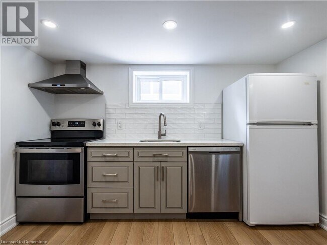 Building Photo - 111 W 32nd St