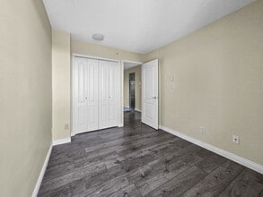 Building Photo - 6622 Southoaks Crescent