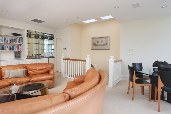 Building Photo - 412 Beacon St