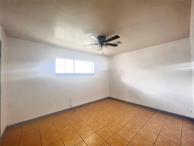 Foto del edificio - 5602 Hirsch Rd