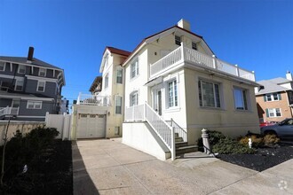Building Photo - 104 S Oakland Ave