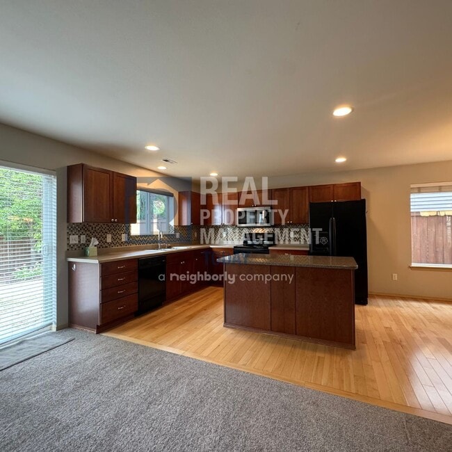 Building Photo - 3 Bedroom + Office Near Amenities!