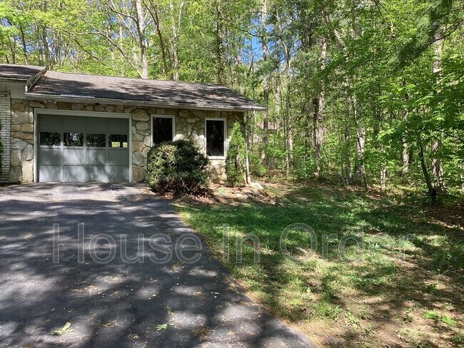 Foto del edificio - 24 Glen Cove Rd