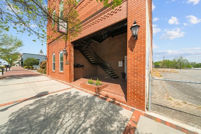 Foto del edificio - 51 E Main St