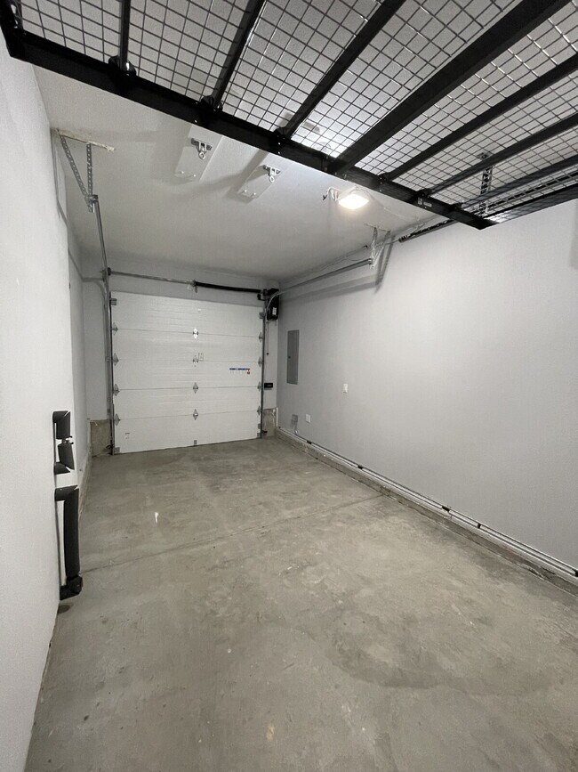 Building Photo - 3 Bedroom / 2.5 Bathroom Home with Attached Garage & Fenced Backyard