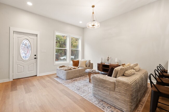 Building Photo - 825 E Chestnut St