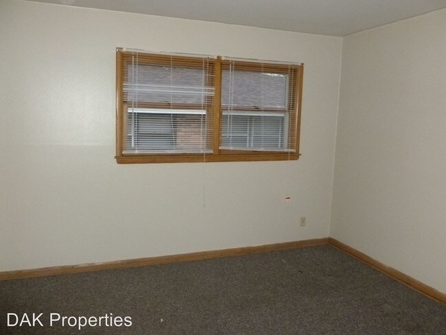 Building Photo - 1203 E Singer Cir