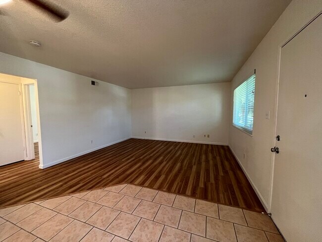 Building Photo - spacious 2/1 unit in Sacramento, 4600 Gree...