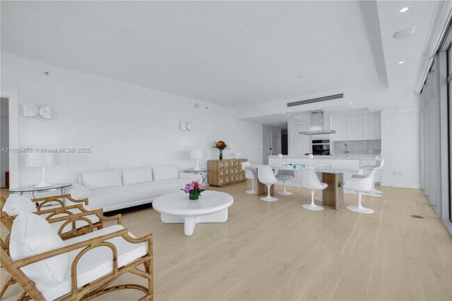 Foto del edificio - 3737 Collins Ave