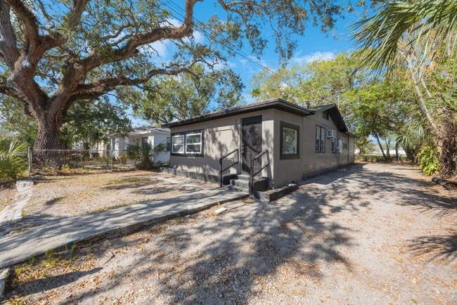Building Photo - Cute 4bdrm/2bath house ** Section 8 Prefer...