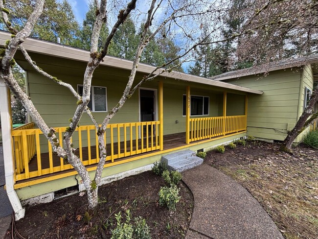 Foto del edificio - Large front porch, dead end street, spacio...