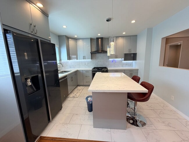 Foto del edificio - Updated 3Bed/2Ba Hayward Home with Designer Kitchen, Spacious Primary Suite & Large 2-Car Garage