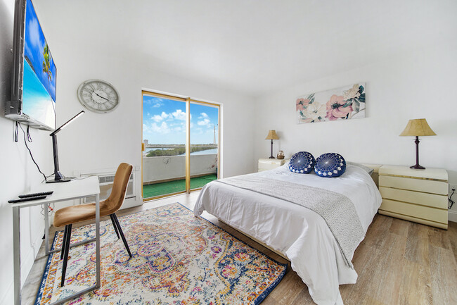 Foto del edificio - Master Room & Shared Bath - Miami Beach