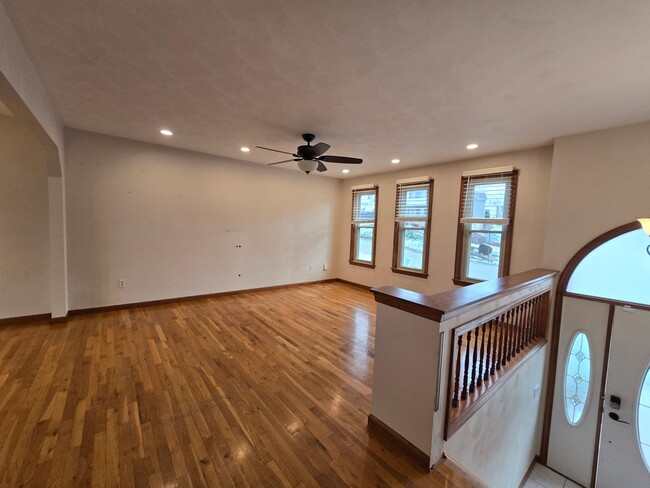 Building Photo - Beautiful Split Entry - 3 Bedroom 2.5 Bathroom in Rustic Ridge Estates