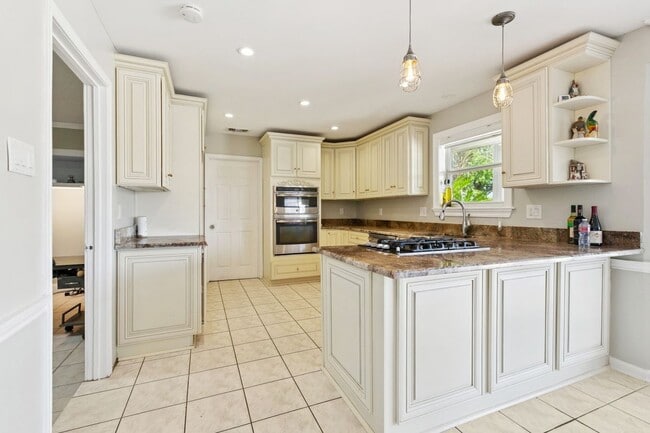 Building Photo - 2544 Cedarlawn Dr