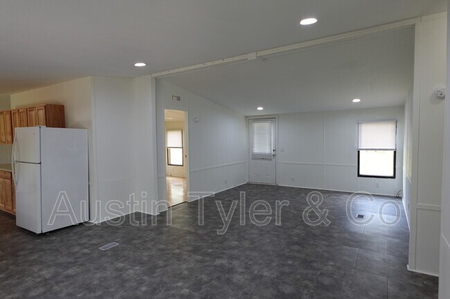 Building Photo - 1213 Dwellings St