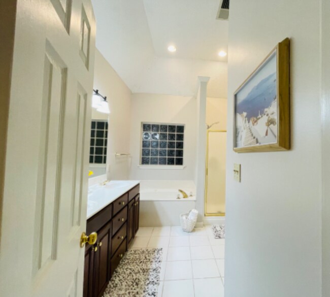 Building Photo - 11 Silverdale Cove