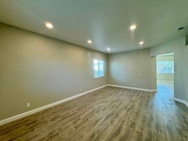 Foto del edificio - 3 bedroom 2 bath beautiful home in West Sac