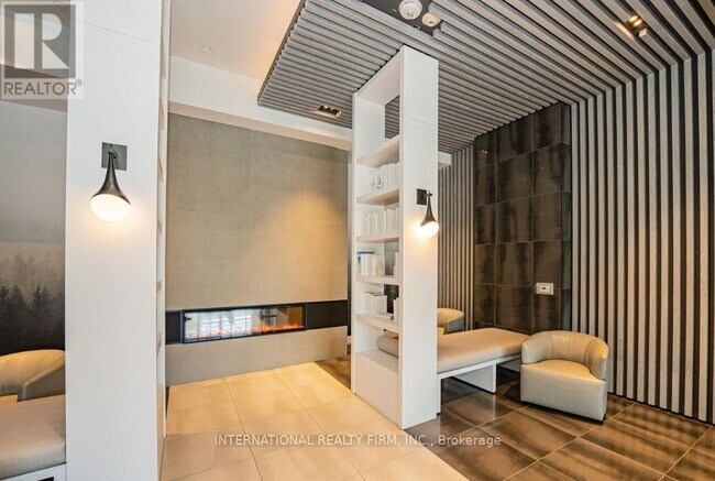 Photo du bâtiment - 2481 Taunton Rd