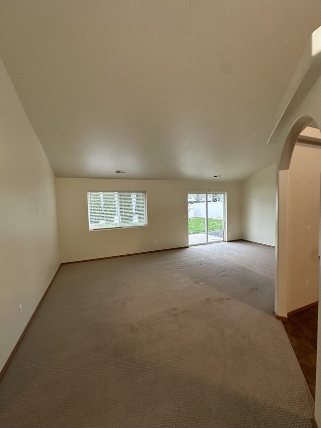 Building Photo - 7722 N Maple St