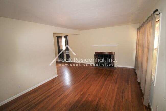 Building Photo - 3 br, 1.5 bath House - 2746 San Luis Court