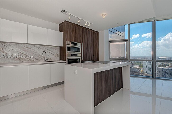 Foto del edificio - 851 NE 1st Ave