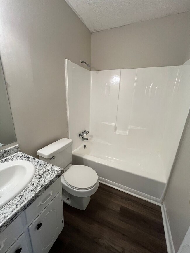 Building Photo - 906 E Brookwood Dr