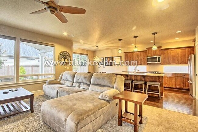 Building Photo - 4 Bed, 2.5 Baths Home in Orchards