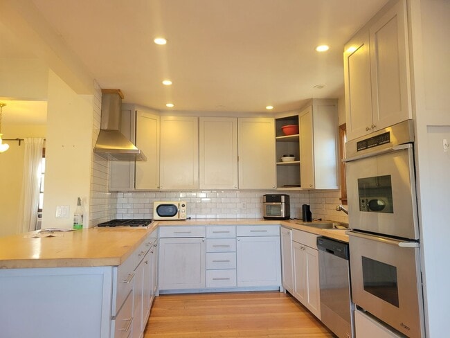 Building Photo - Charming 1910 Craftsman in the Heart of Do...