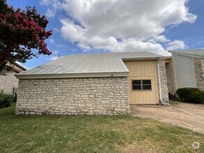 Building Photo - 1411 Hi Cir N