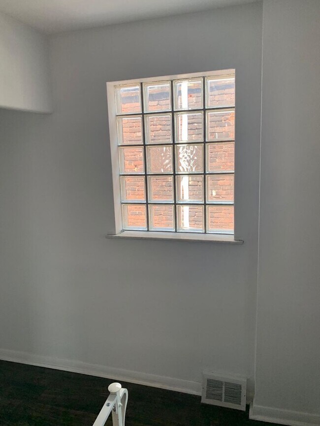 Foto del edificio - 7330 Denniston Ave