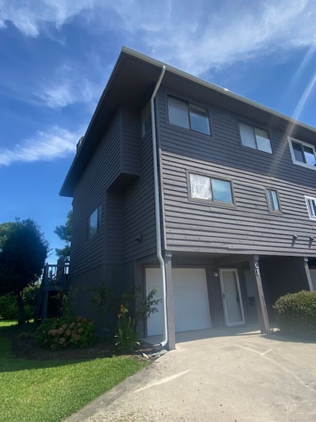 Building Photo - Townhouse on golfcourse.